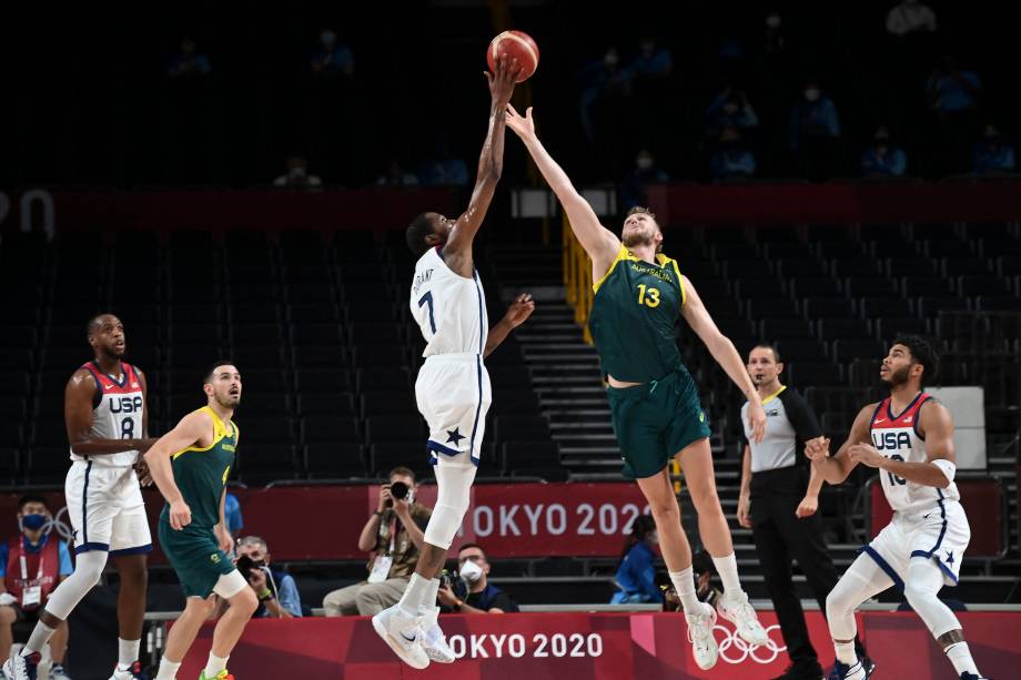 Kevin Durant, dos Estados Unidos, em disputa de bola pelo basquete com Jock Landale, da Austrália -