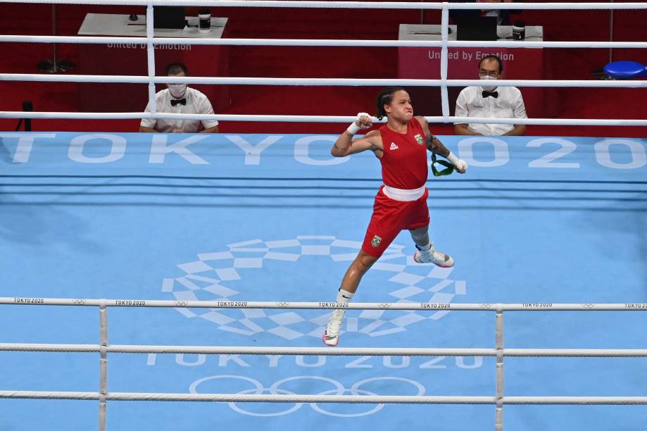 Beatriz Ferreira, do Brasil, comemora após vencer luta no boxe -