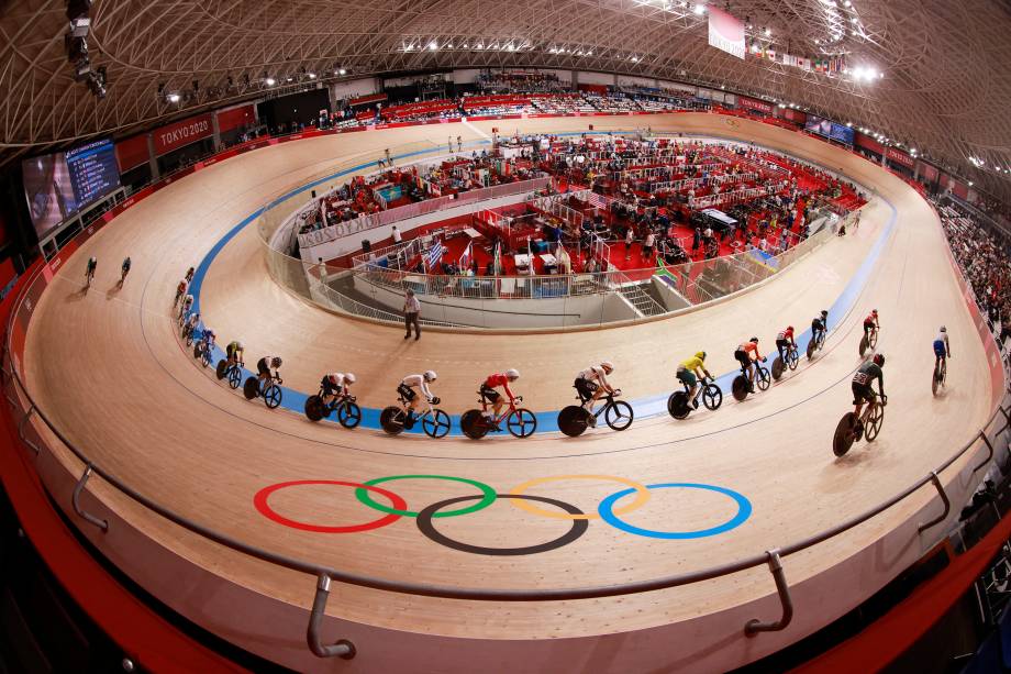 Ciclistas durante corrida no velódromo de Tóquio -