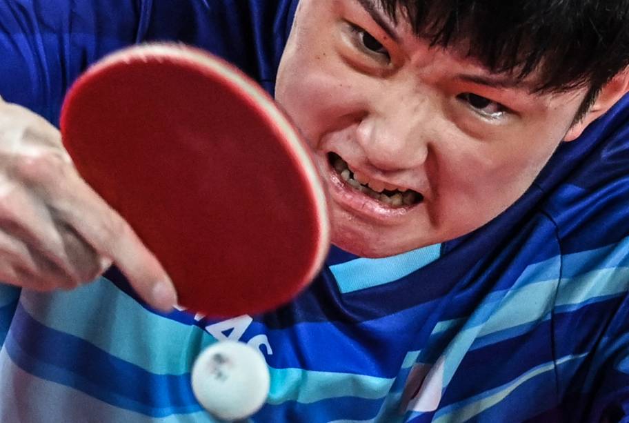 Tomokazu Harimoto, do Japão, durante partida pelo tênis de mesa -