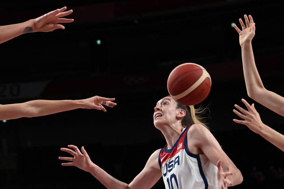 Breanna Stewart, dos Estados Unidos, durante partida contra a Sérvia pelo basquete -