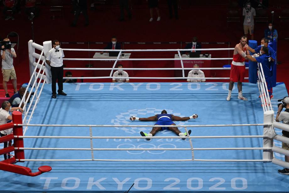 O cubano Julio La Cruz celebra a vitória na final do boxe contra o russo Muslim Gadzhimagomedov -