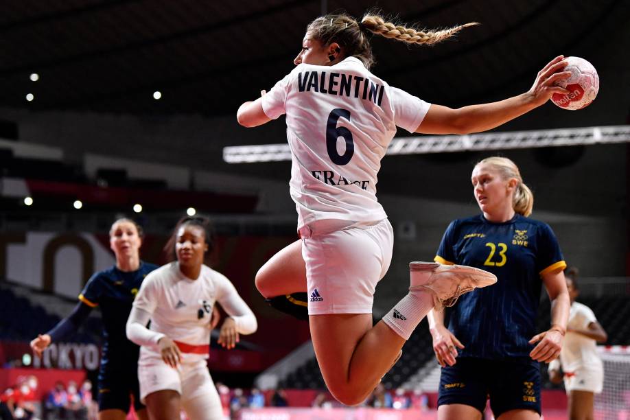 Chloe Valentini, da França, em ação pelo handebol em partida contra a Suécia -