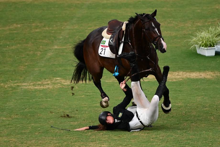 Maria Ieda Chaves, do Brasil, cai de seu cavalo durante performance no hipismo -