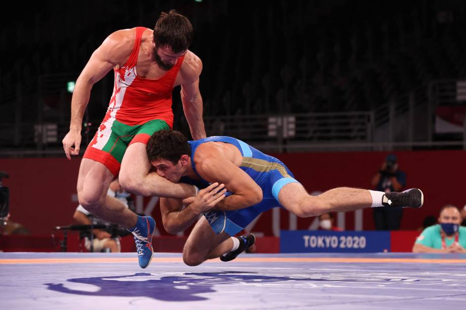 Mahamedkhabib Kadzimahamedau, de Belarus, e Zaurbek Sidakov, da Rússia, durante luta pelo wrestling -