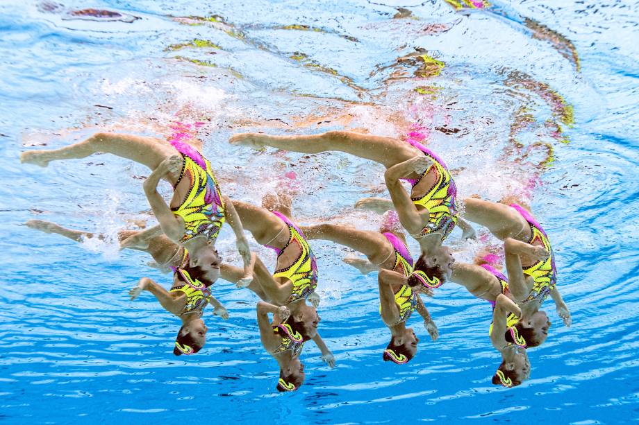 Visão subaquática mostra a equipe italiana de nado sincronizado durante sua performance -
