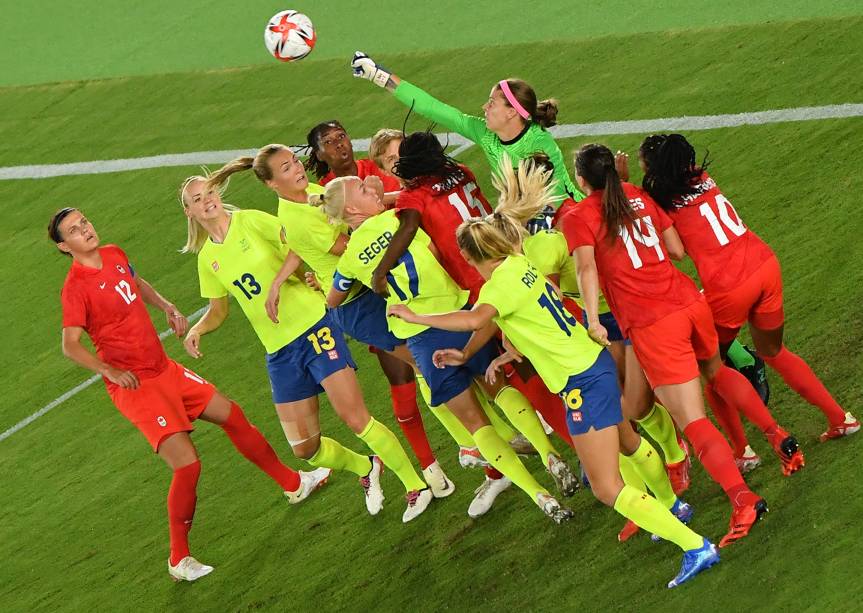 Jogadoras de Canadá e Suécia durante partida pela final do futebol feminino -