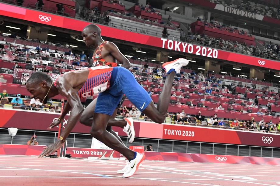 Paul Chelimo, dos Estados Unidos, cai na linha de chegada durante prova dos 5000m no atletismo -