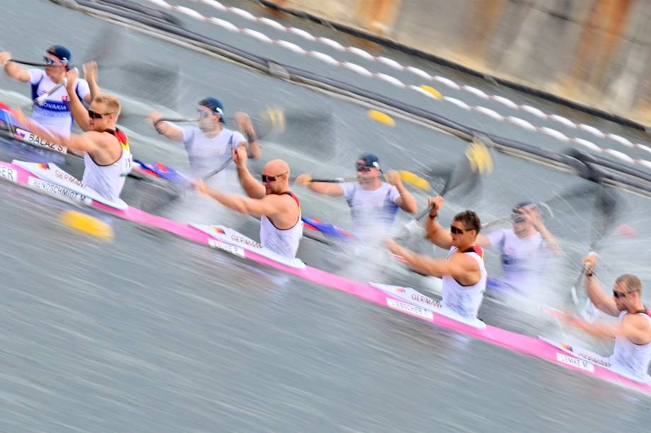 Os alemães Max Rendschmidt, Ronald Rauhe, Tom Liebscher e Max Lemke na semifinal dos 500m caiaque masculino -