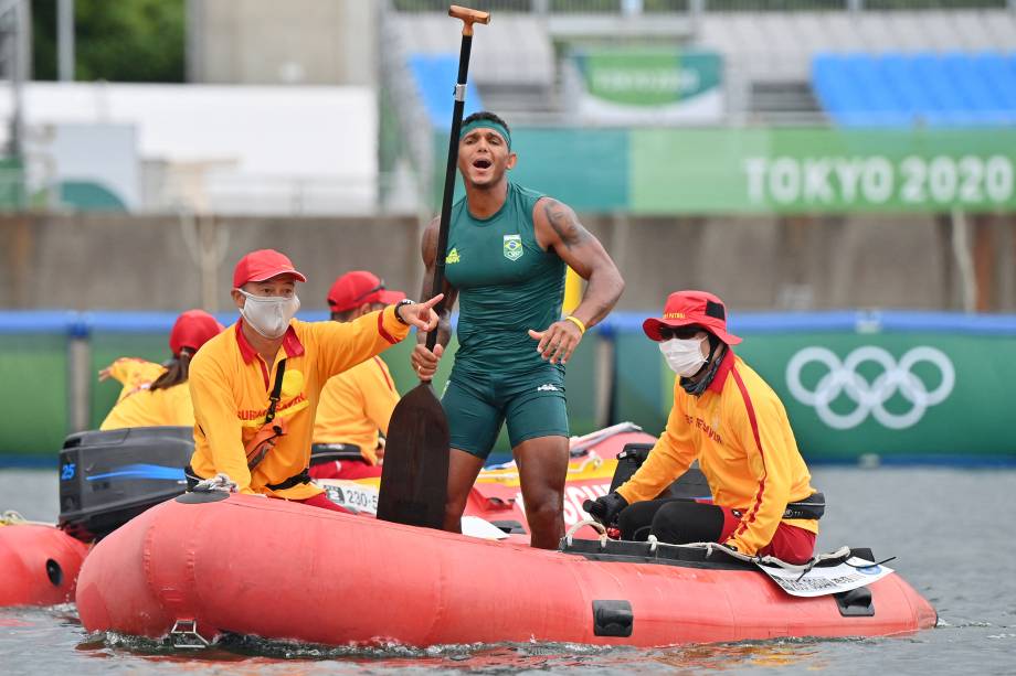 Isaquias Queiroz comemorando a medalha de ouro na canoagem -