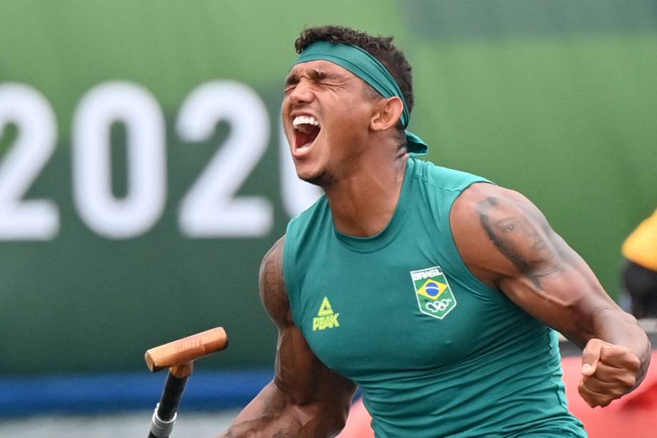 Isaquias Queiroz, do Brasil, comemora ao ganhar o ouro nos 1000m de canoa individual -