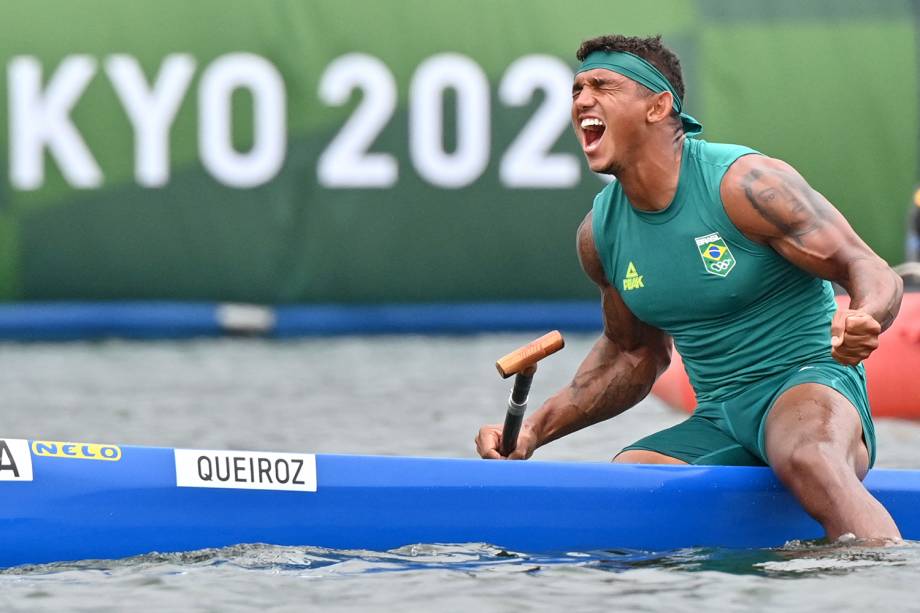 Isaquias Queiroz comemorando a medalha de ouro na canoagem -