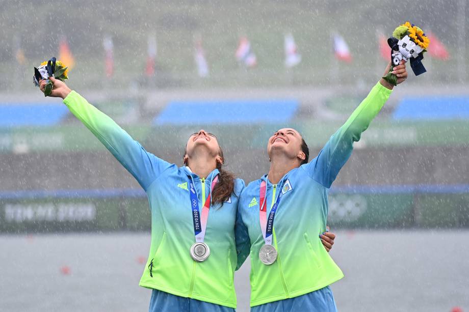 As ucranianas Luidmyla Luzan e Anastasiia Chetverikova comemoram a prata após a disputa dos 500m canoagem de duplas -