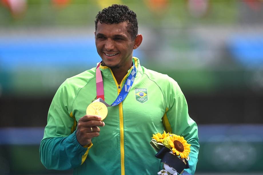 Isaquias Queiroz exibindo sua medalha de ouro conquistada na canoagem -