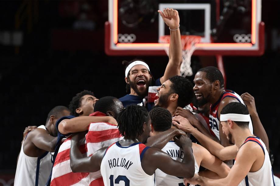 Seleção americana de basquete comemora o  ouro ao vencer a França na final -