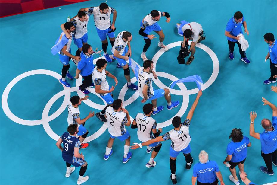 Jogadores argentinos comemoram o bronze ao vencerem partida contra o Brasil no vôlei -