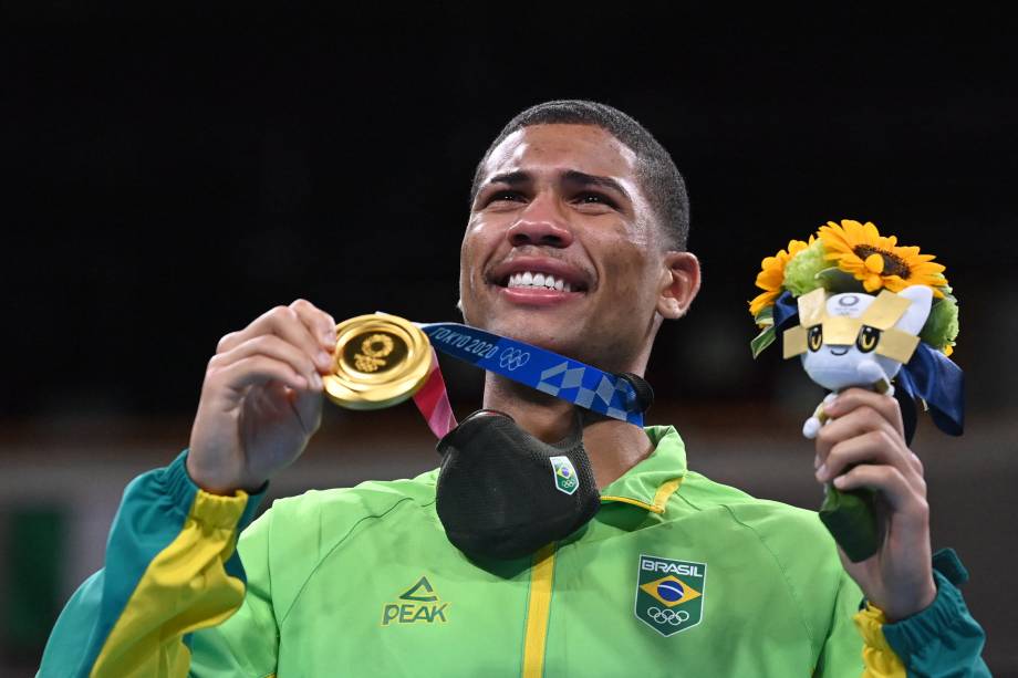 Hebert Conceição exibindo sua medalha de ouro conquistada no boxe -