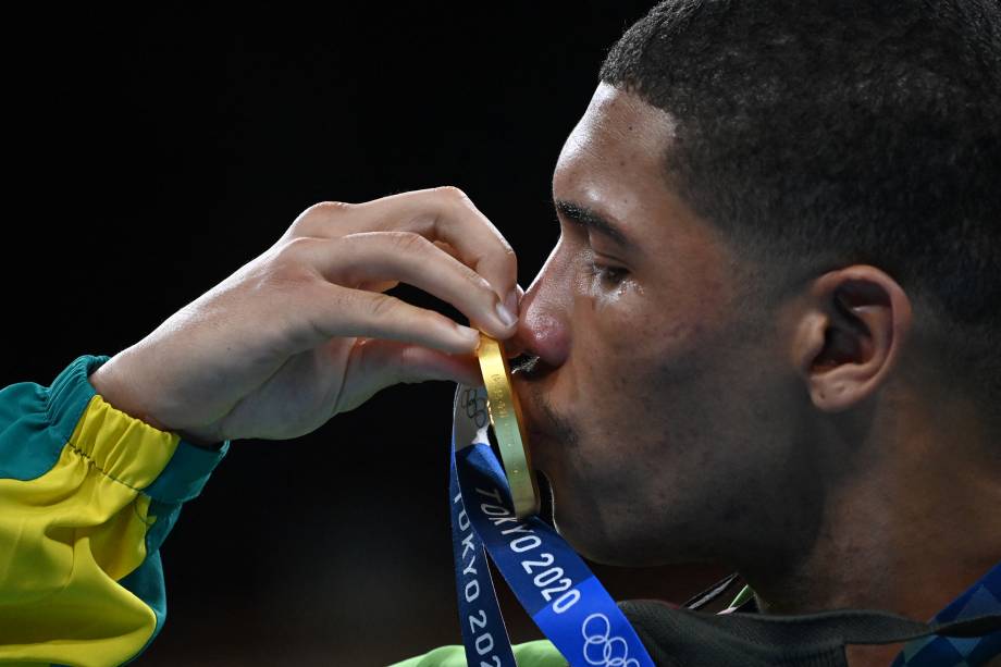 Hebert Conceição exibindo sua medalha de ouro conquistada no boxe -