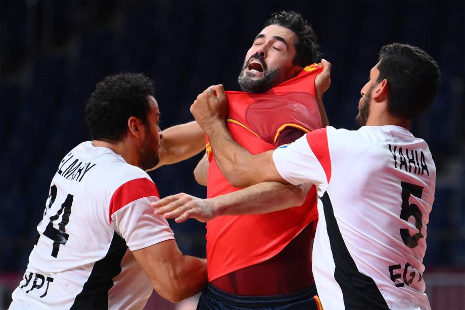 Raul Entrerrios (centro), da Espanha, em disputa com Ibrahim El Masry (esquerda), do Egito, em partida de handebol válida pelo bronze -