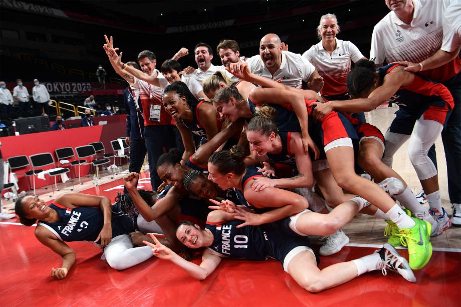 Seleção francesa de basquete ganha a medalha de bronze em partida contra a Sérvia -
