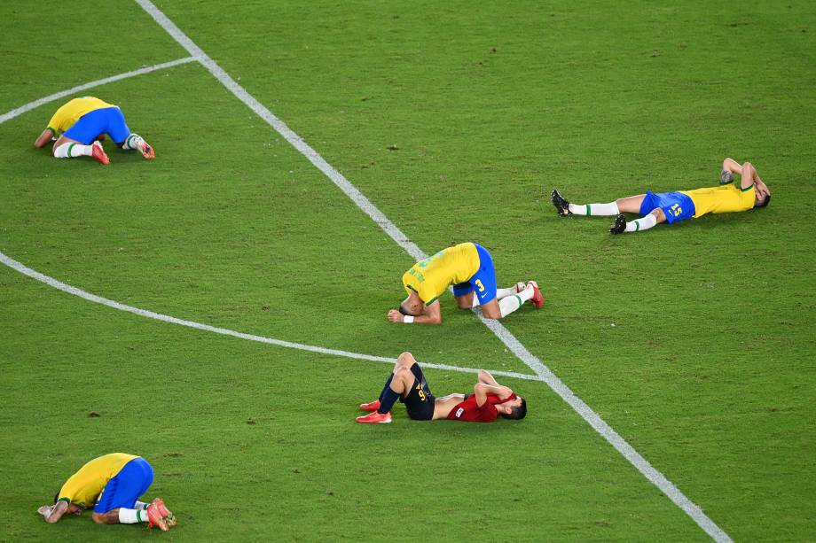 Jogadores de Brasil e Espanha no chão após o término do jogo -