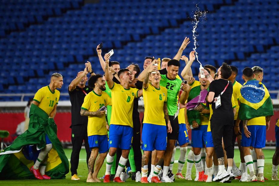 Jogadores do Brasil comemorando o título nos Jogos Olímpicos -