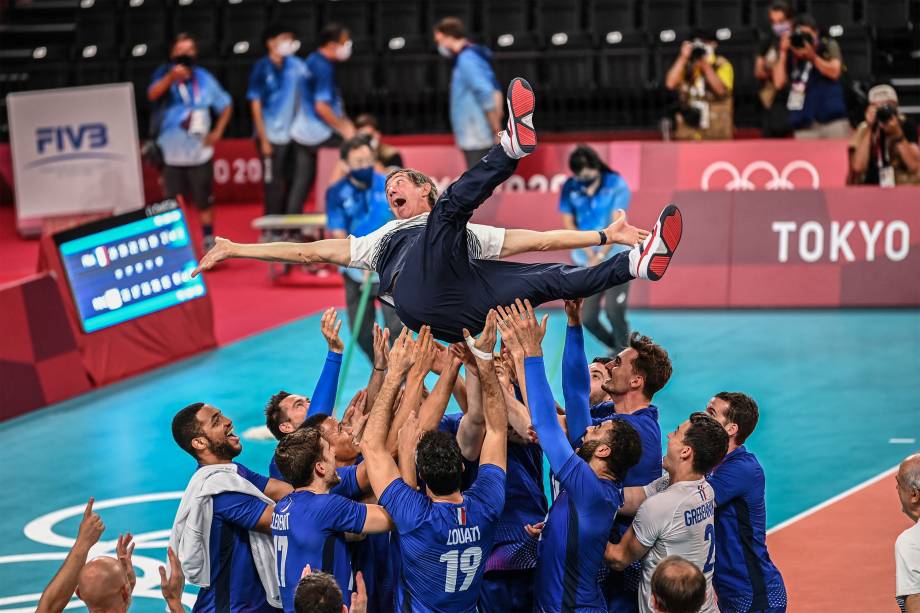 O técnico francês Laurent Tillie é jogado ao ar pela seleção de vôlei após a conquista do ouro na partida contra a Rússia -