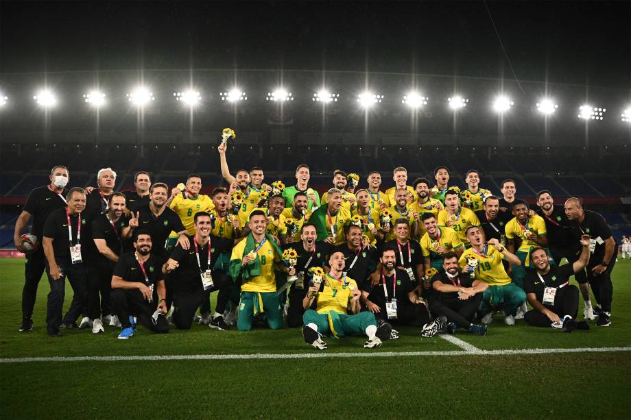 Jogadores do Brasil comemoram o ouro no futebol -