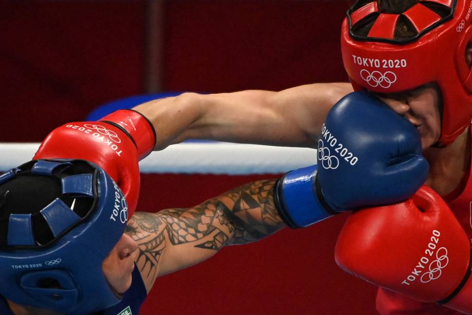 Beatriz Ferreira, do Brasil, durante luta pela final de boxe com Kellie Harrington, da Irlanda -