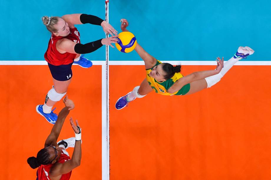 Michelle Bartsch-Hackley, dos Estados Unidos, em jogada com Gabi Guimarães, do Brasil, durante a partida -