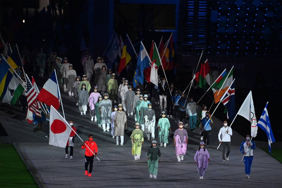 Atletas carregam as bandeiras das nações no encerramento das Olimpíadas -