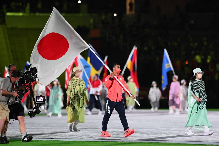 Atleta carrega a bandeira do Japão na cerimônia de encerramento -