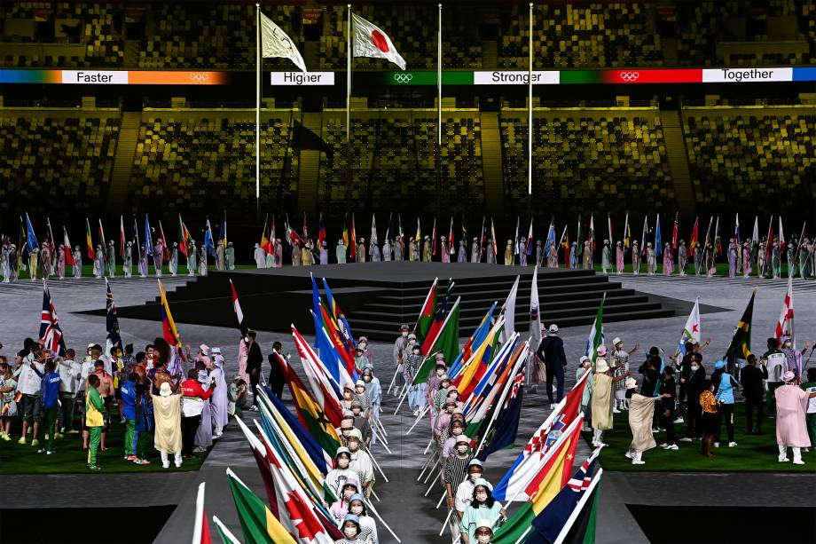 Atletas carregam bandeiras das delegações na cerimônia de encerramento -