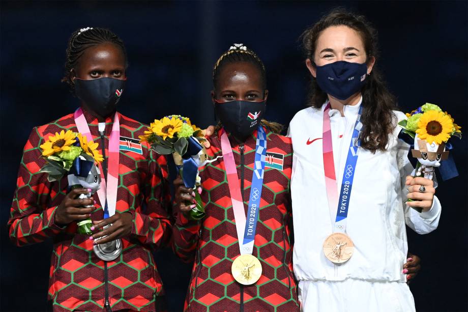 (e/d) As quenianas Brigid Kosgei, prata,  Peres Jepchirchir, ouro, e a americana Molly Seidel, ouro, na premiação da maratona feminina -
