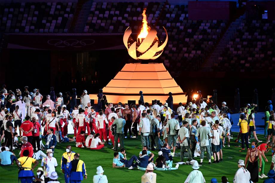 Diversas delegações próximas a pira Olímpica na cerimônia de encerramento -