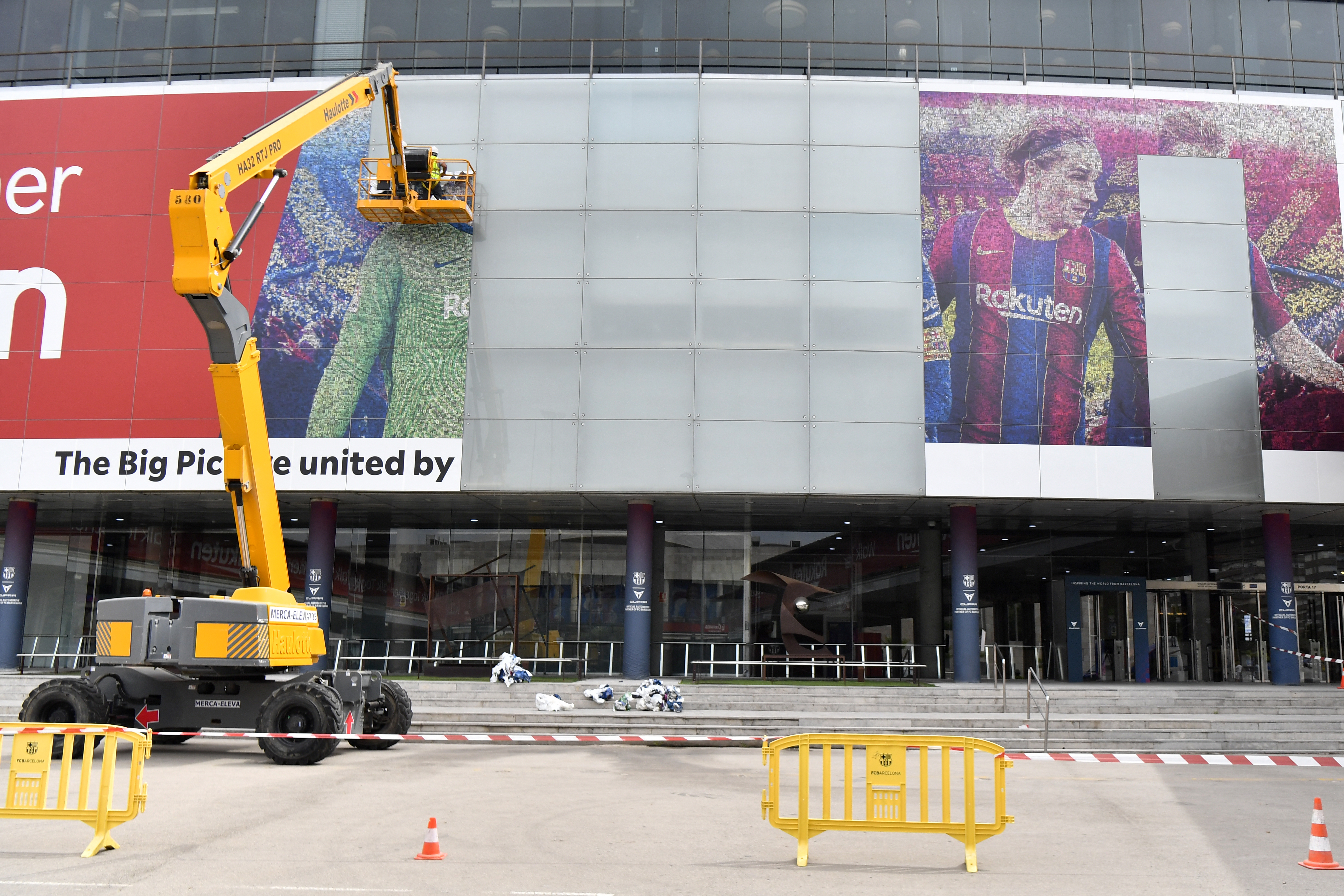Gli ufficiali del Barcellona rimuovono l'adesivo di Messi