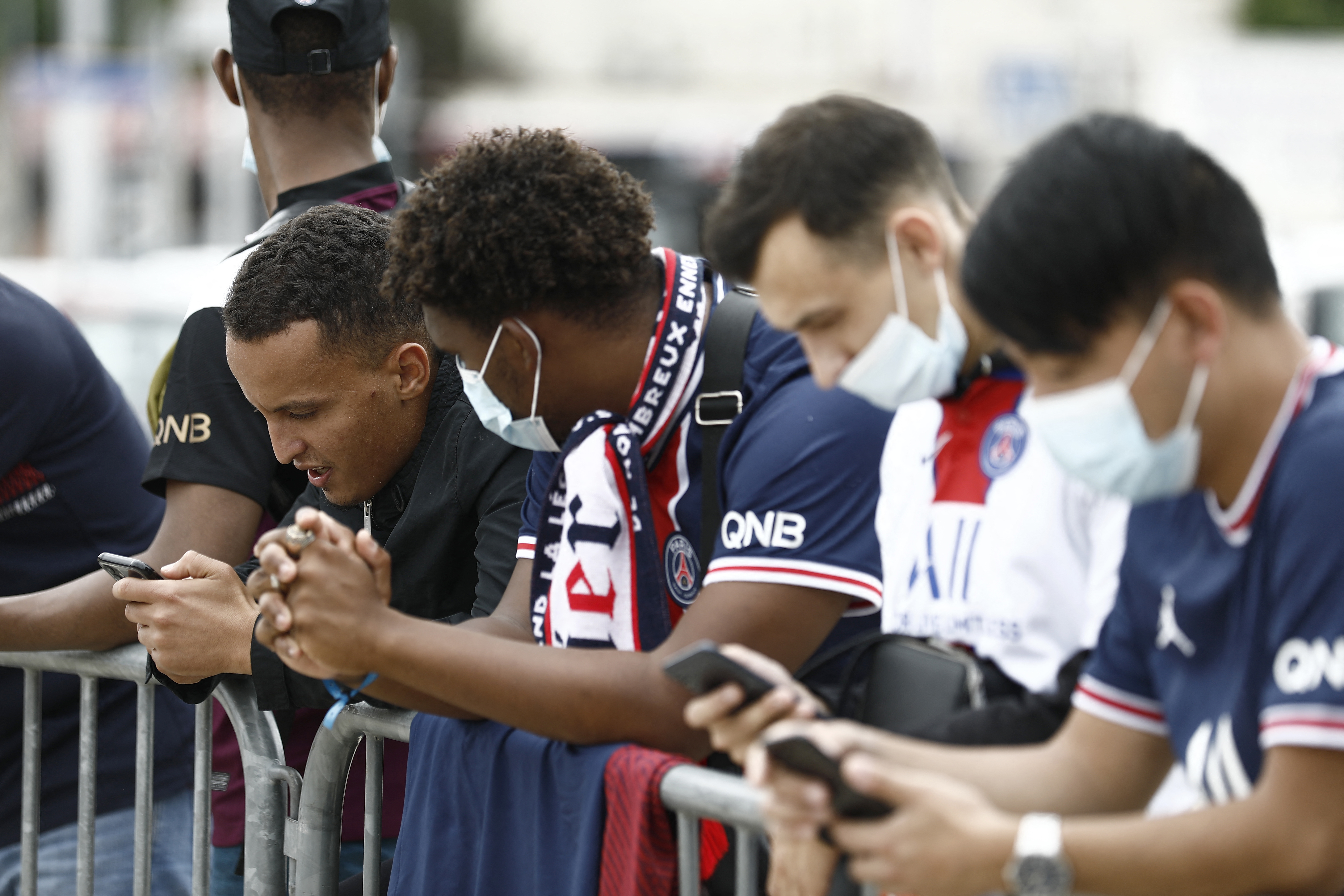 FBL-FRA-LIGUE1-PSG-MESSI Torcedores do PSG aguardam pela chegada de Messi -