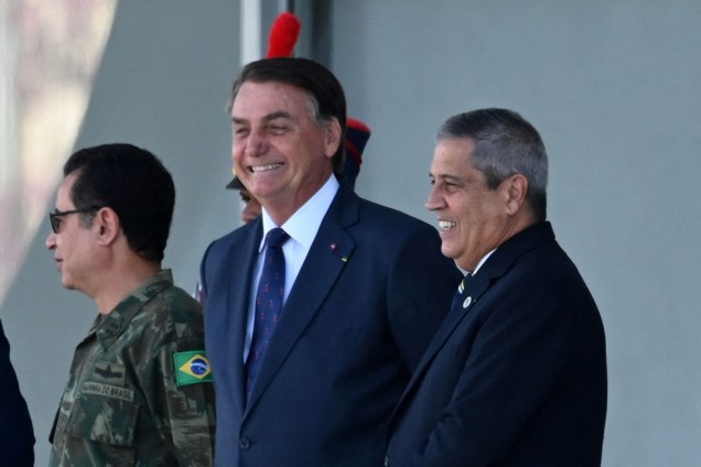 Jair Bolsonaro durante o desfile dos veículos militares em frente ao Palácio do Planalto -