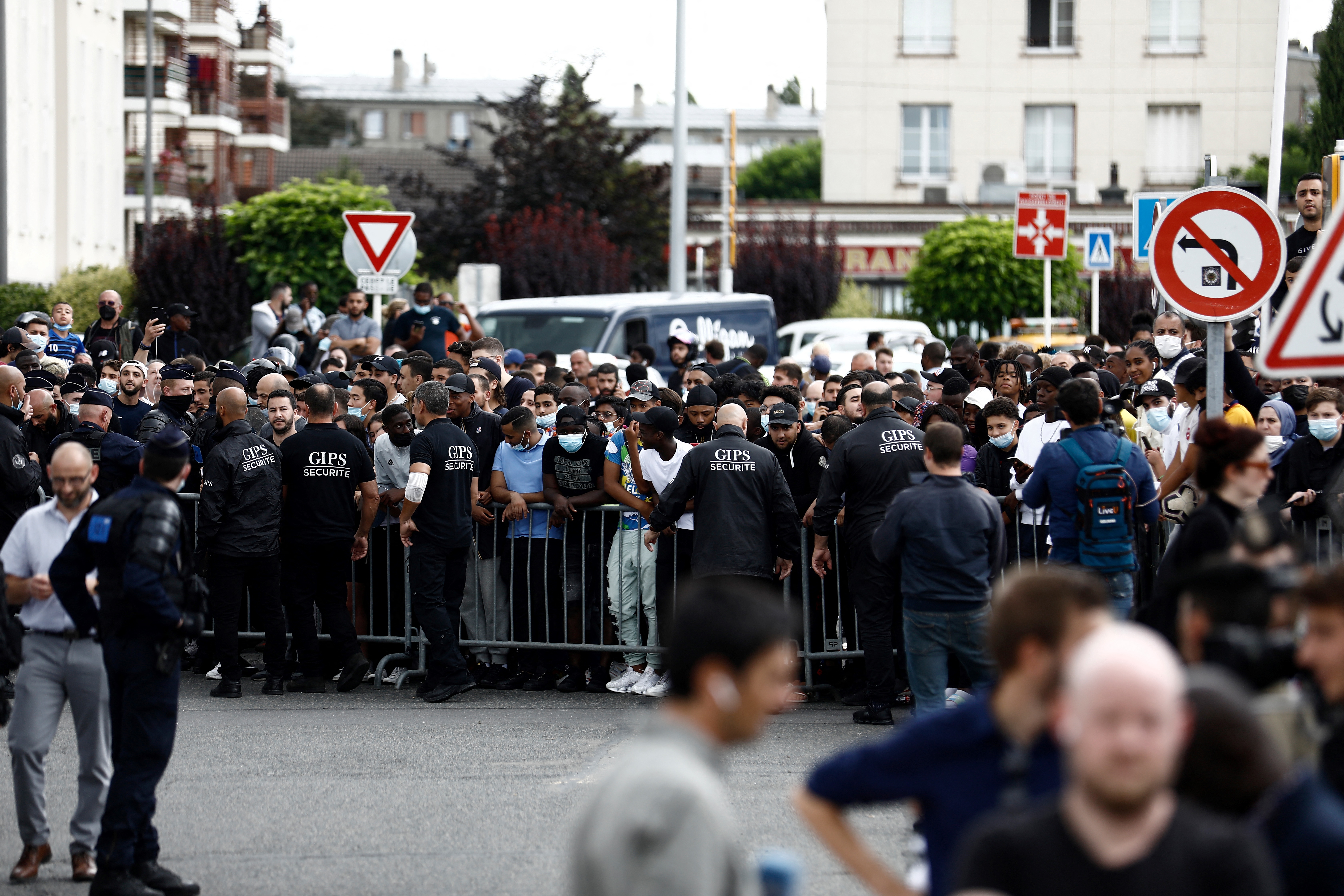 FBL-FRA-LIGUE1-PSG-MESSI Torcedores lotam o pequeno aeroporto de Le Bourget -