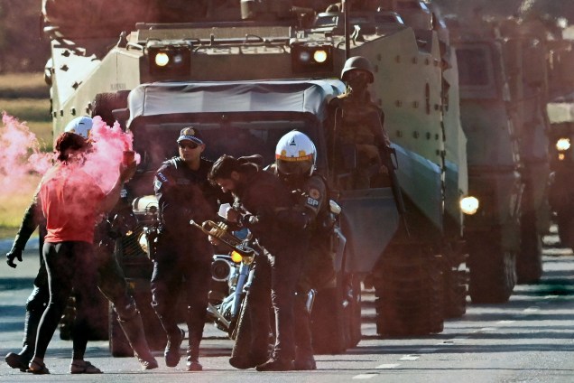 Militares prendem manifestantes que tentavam bloquear desfile dos veículos militares em frente ao Palácio do Planalto -
