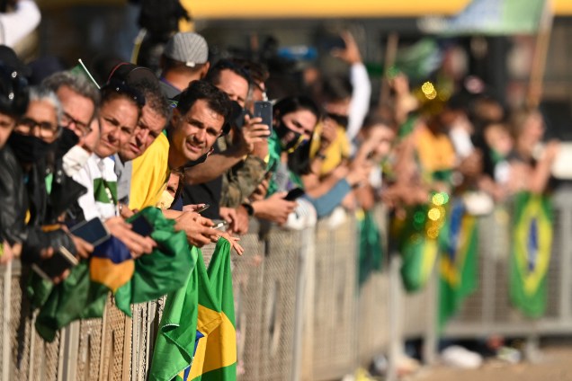 Apoiadores do presidente Jair Bolsonaro assistem desfile dos veículos militares em frente ao Palácio do Planalto -
