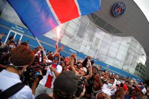 FBL-FRA-LIGUE1-PSG-MESSI Torcedores do PSG eufóricos pela chegada de Messi -