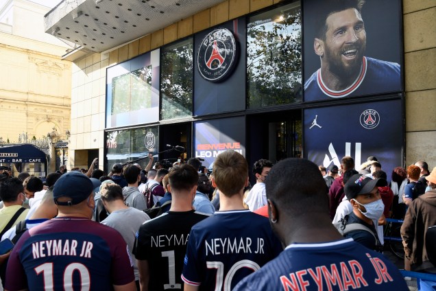 Parisienses tentam ver Messi durante a entrevista desta manhã -