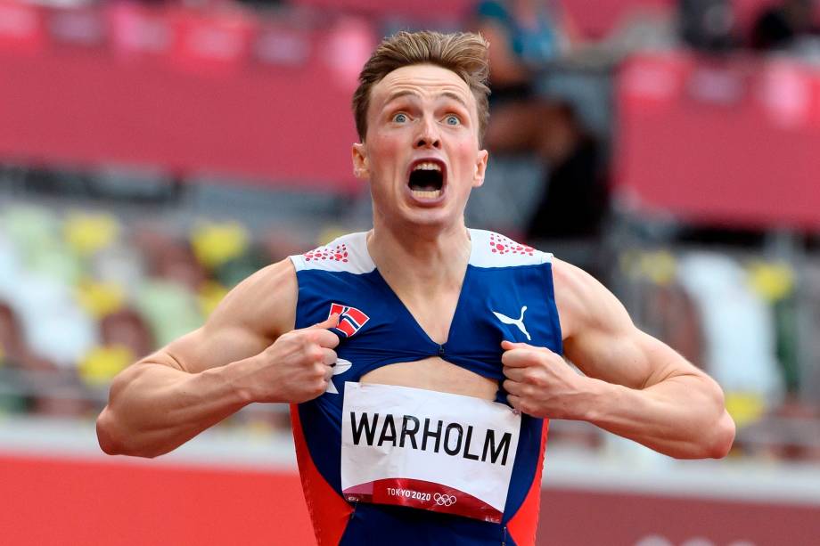 Karsten Warholm, da Noruega, comemora após bater o recorde olímpico nos 400m com barreiras -