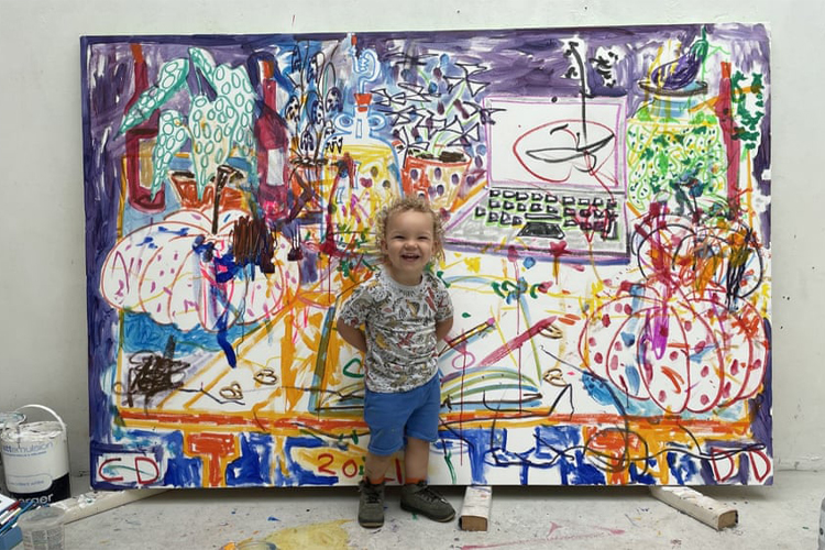 Brincadeira de criança: o pequeno Cosmo em frente ao quadro que fez junto do pai, o pintor Dickon Drury