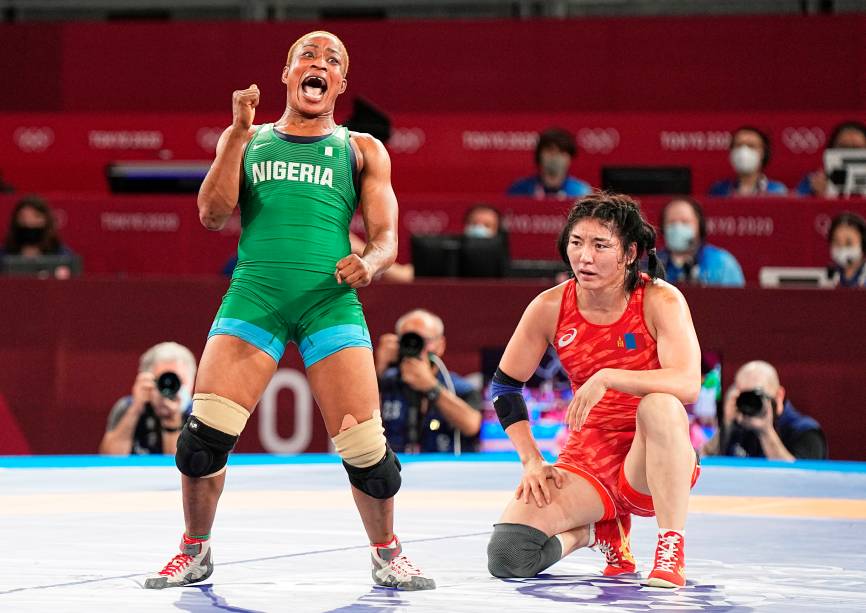 Blessing Oborududu, da Nigeria, vibra após derrotar Battsetseg Soronzonbol, da Mongolia, no wrestling -