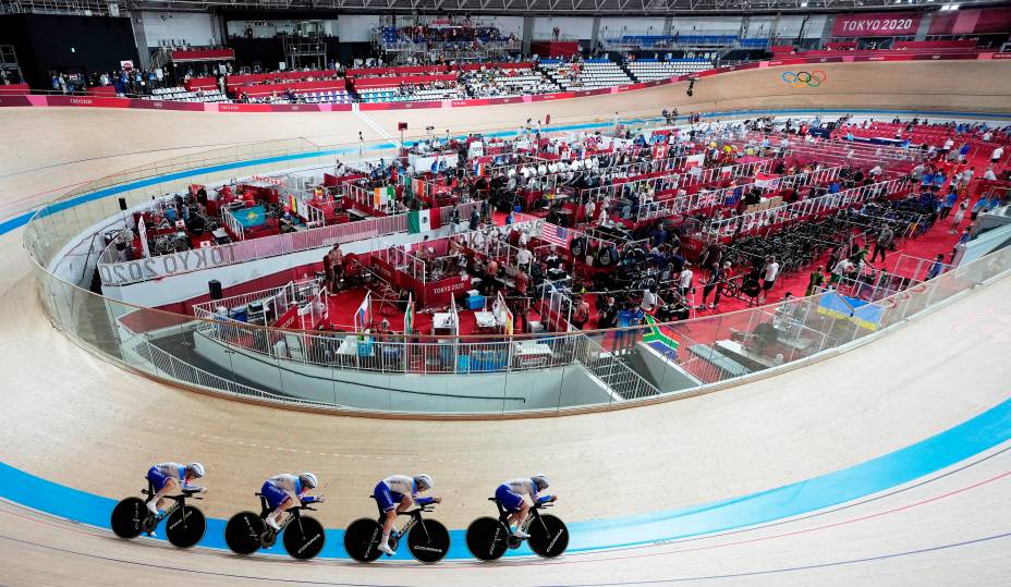 Equipe feminina da França em ação no velódromo