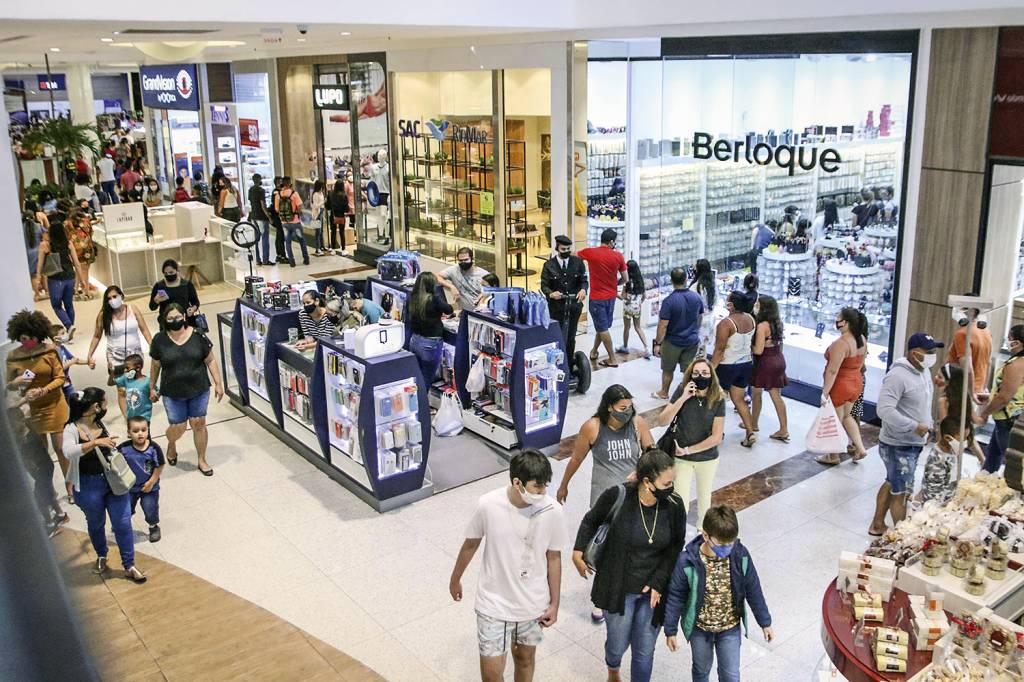 EFEITO NEGATIVO - Shopping center no Recife: com o crédito ficando mais caro, menos compras -
