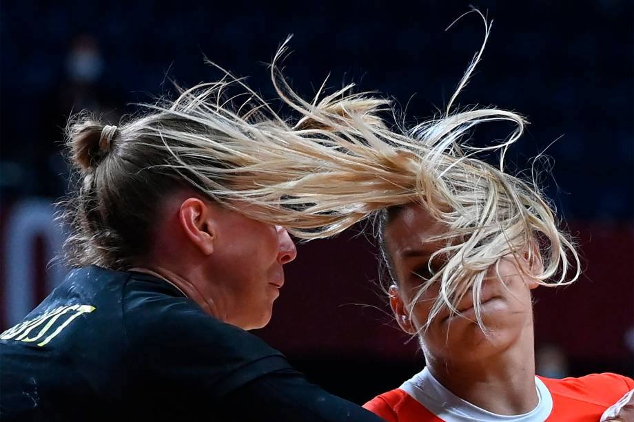 Katrin Klujber (direita), da Hungria, e Anna Lagerquist, da Suécia, em partida de handebol -