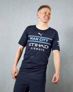 Zinchenko, do City, com a nova terceira camisa do clube -